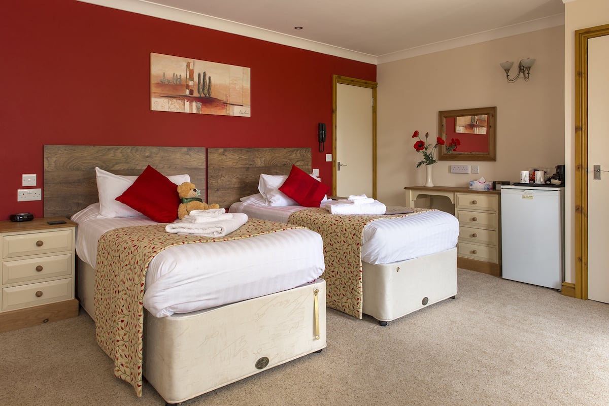 Superior Room (1 Super King Bed) | Peralatan tempat tidur premium, dihias secara berasingan