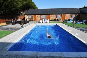 Seasonal outdoor pool, open 9:00 AM to 9:00 PM, pool umbrellas - Spanhoe Lodge - B&B (Corby)