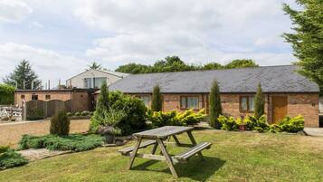 Chambre double, 1 très grand lit, accessible aux personnes à mobilité réduite | Vue sur le jardin