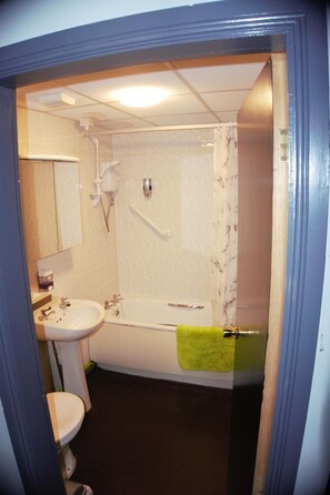 Free toiletries, hair dryer, towels - Happy Guests Lodge (Warrington)