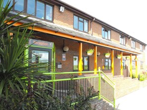 Exterior - Happy Guests Lodge (Warrington)