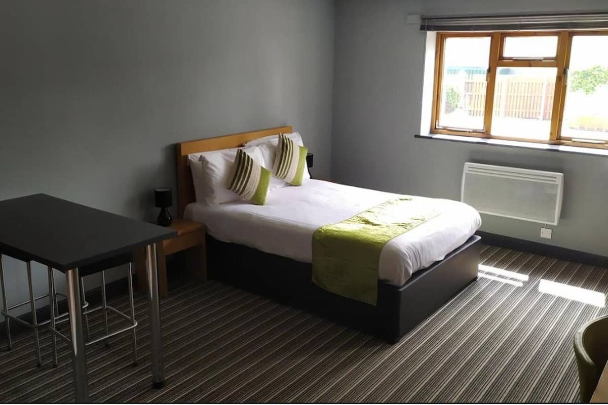 1 bedroom, Egyptian cotton sheets, premium bedding, desk