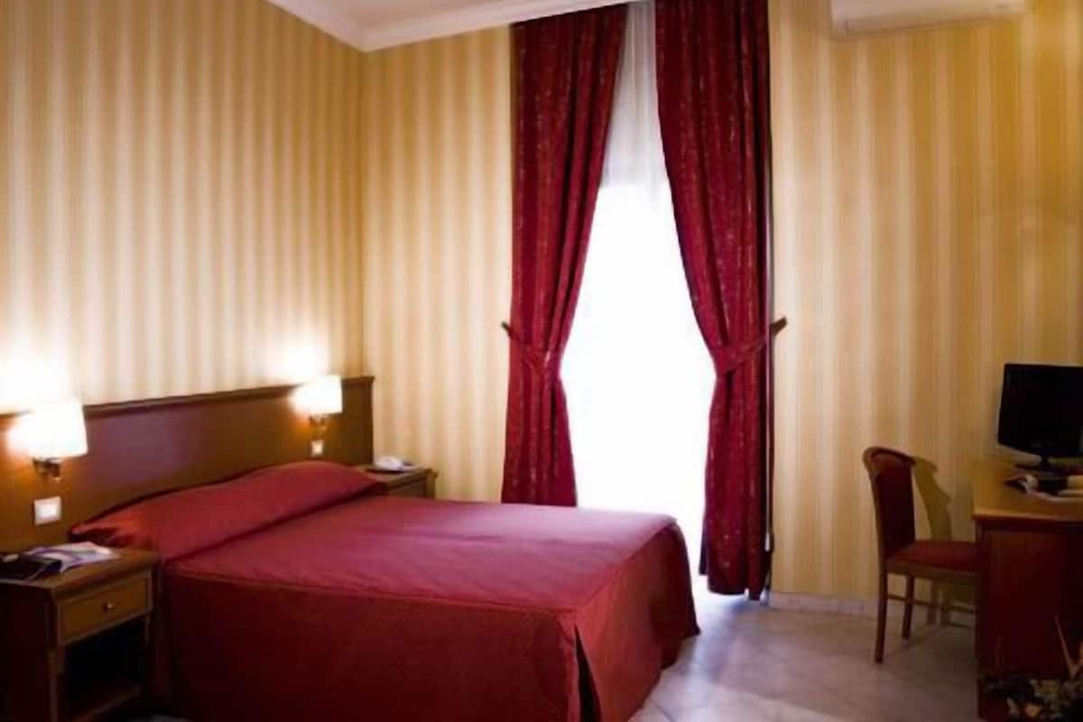 Standard Double or Twin Room | Desk, blackout drapes, high-speed internet