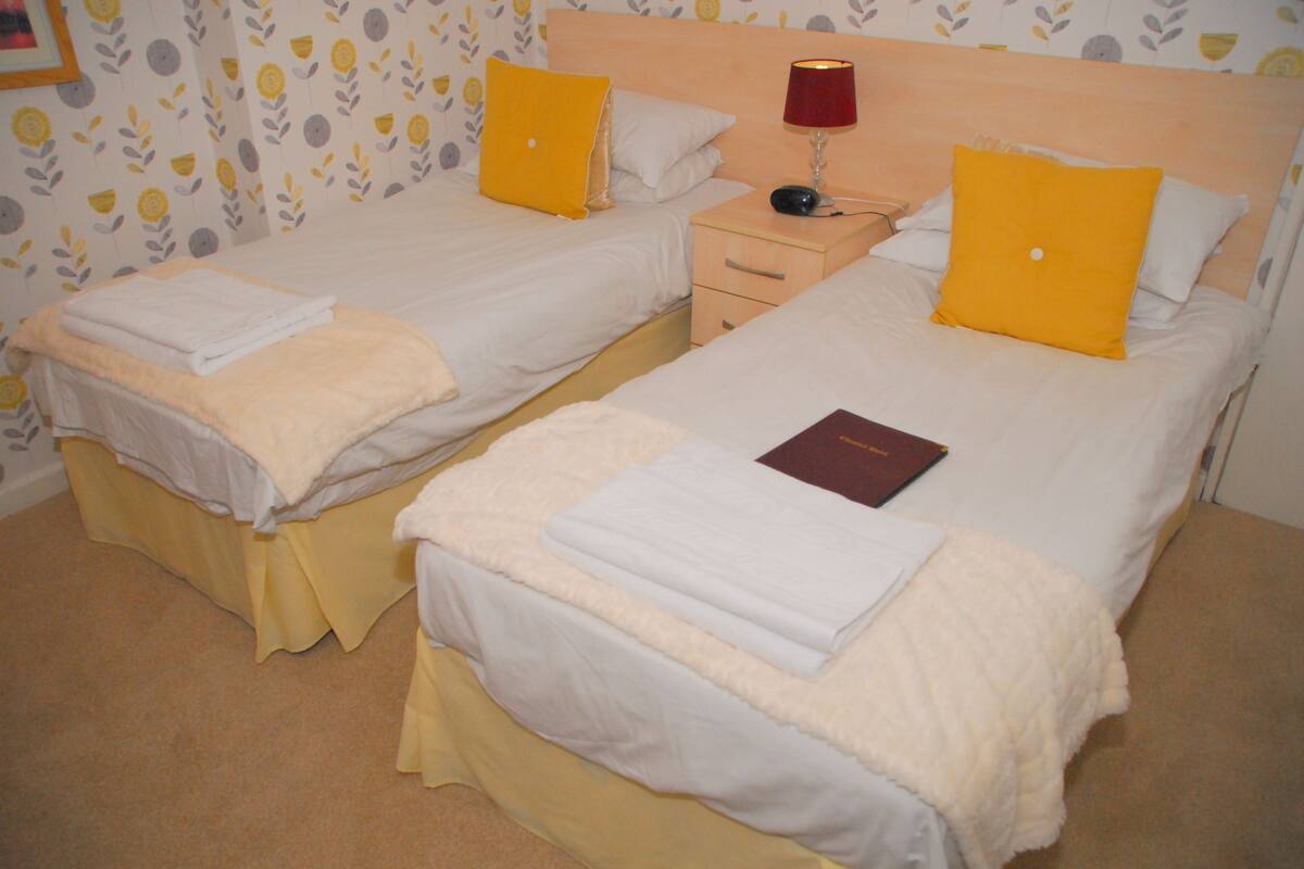 Zweibettzimmer, mit Bad, Erdgeschoss | Hochwertige Bettwaren, Schreibtisch, Bügeleisen/Bügelbrett