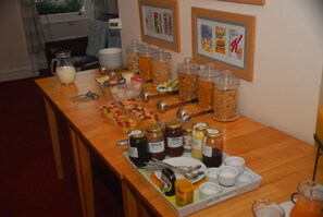 Café da manhã completo grátis todos os dias