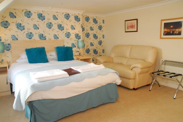 Premium bedding, desk, iron/ironing board, free WiFi