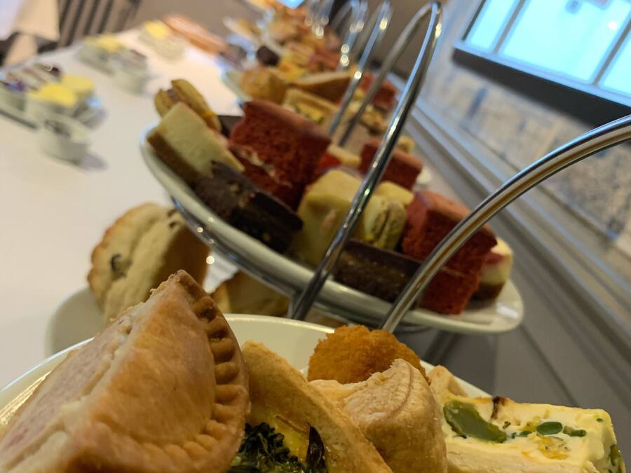 Un buffet proposant divers plats, notamment des tartes et des quiches, disposés sur une table.