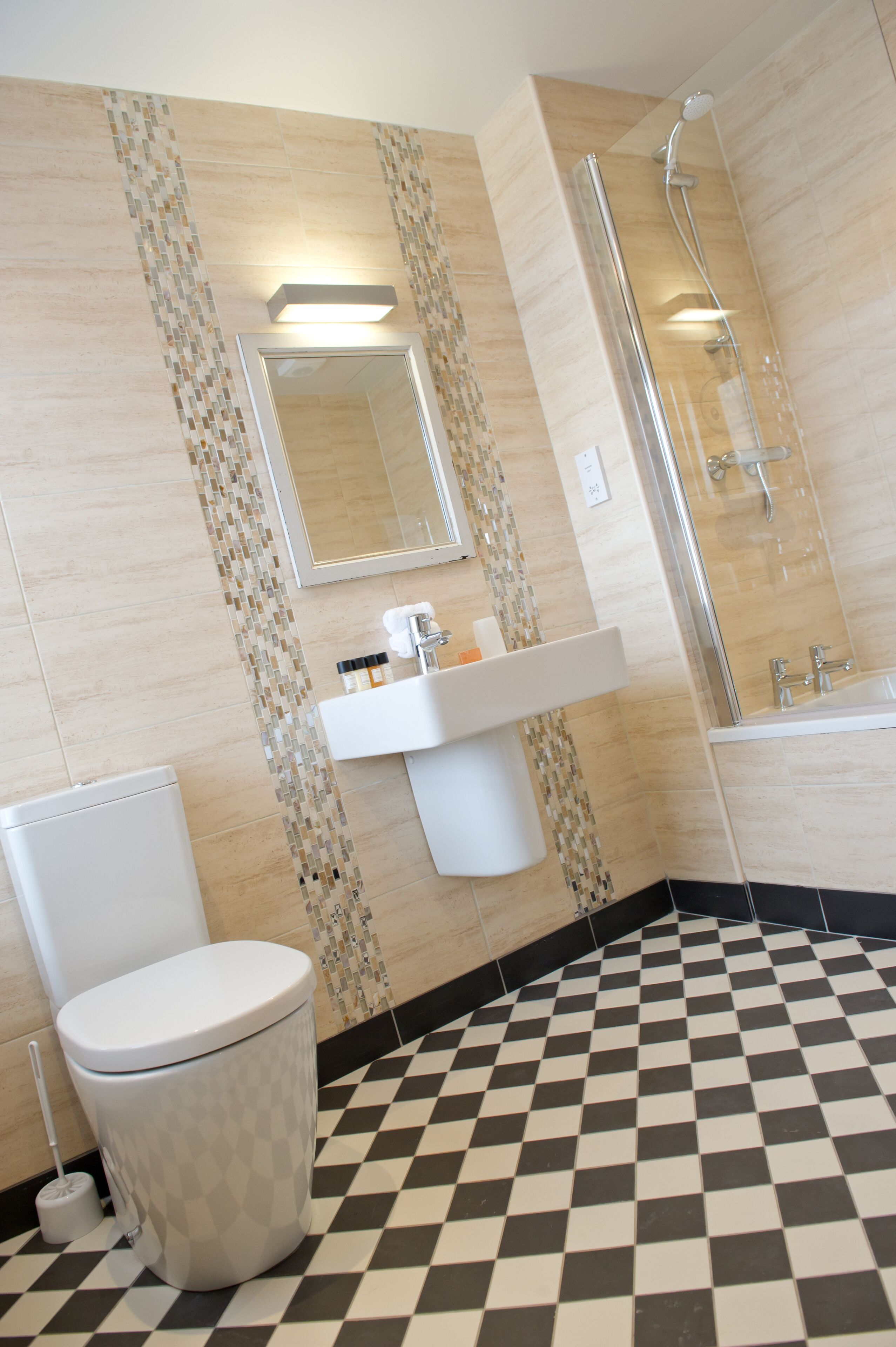 Une salle de bain avec des toilettes, un lavabo et une douche.