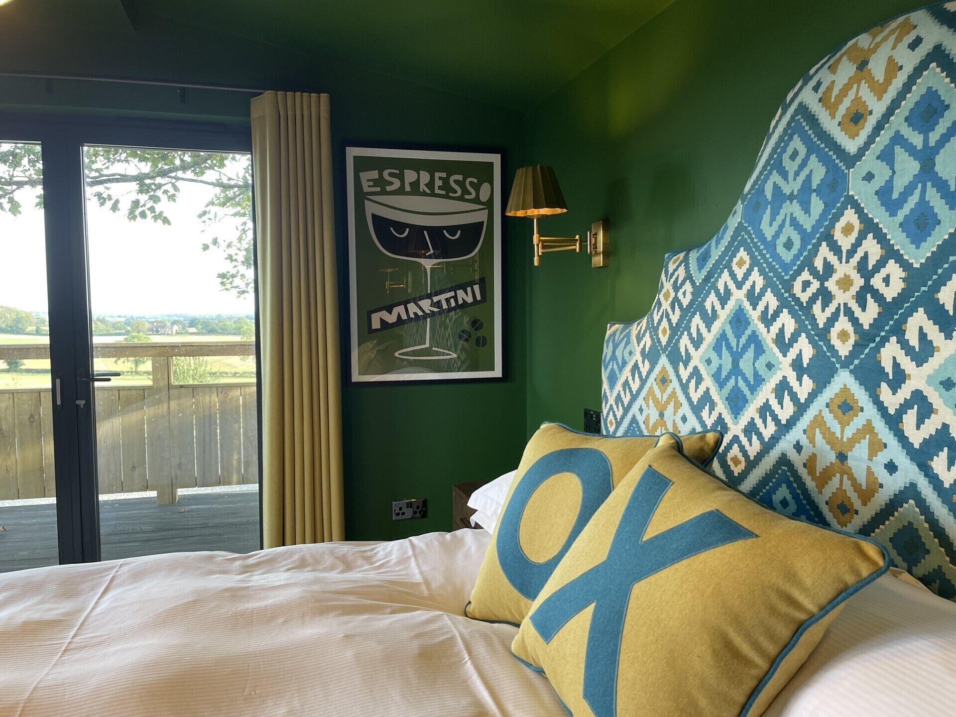 Luksushuvila, kylpyhuone makuuhuoneen yhteydessä