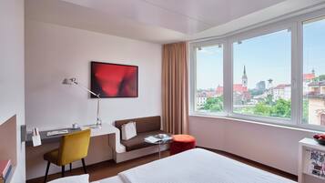 Habitación doble urbana, para no fumadores, vista a la ciudad | Ropa de cama de alta calidad, edredón y minibar