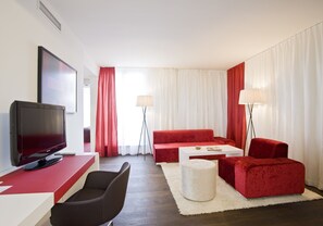 Senior Suite, 1 Queen Bed | Living room