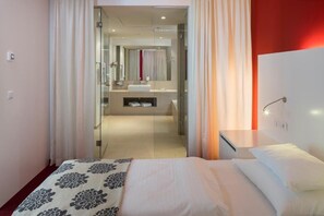 Phòng Suite Senior, 1 giường cỡ queen | Bộ đồ giường cao cấp, chăn bông, minibar, két bảo mật tại phòng 