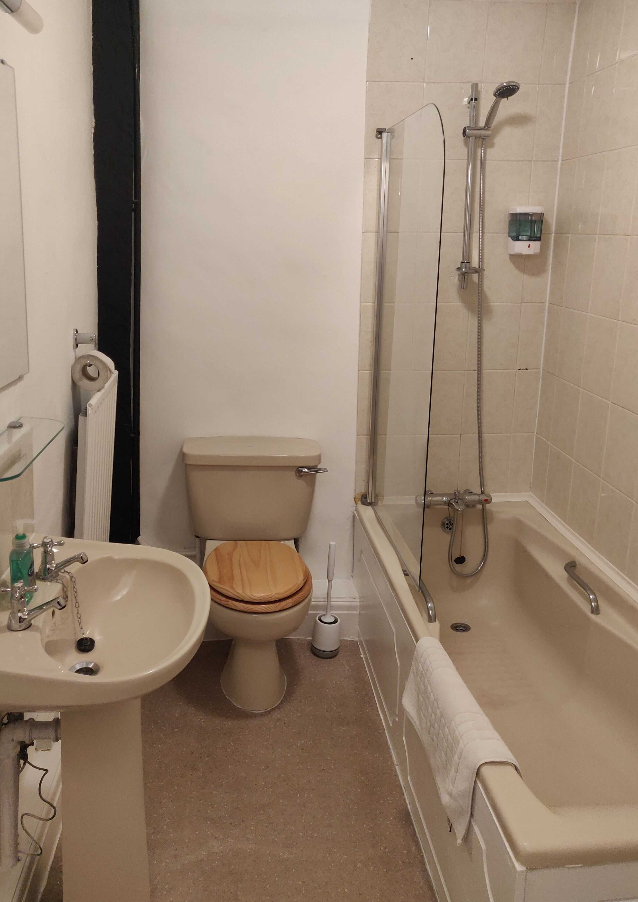 Un baño con inodoro, lavamanos y bañera.