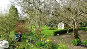 Garden - The Furze Bush Inn (Newbury)