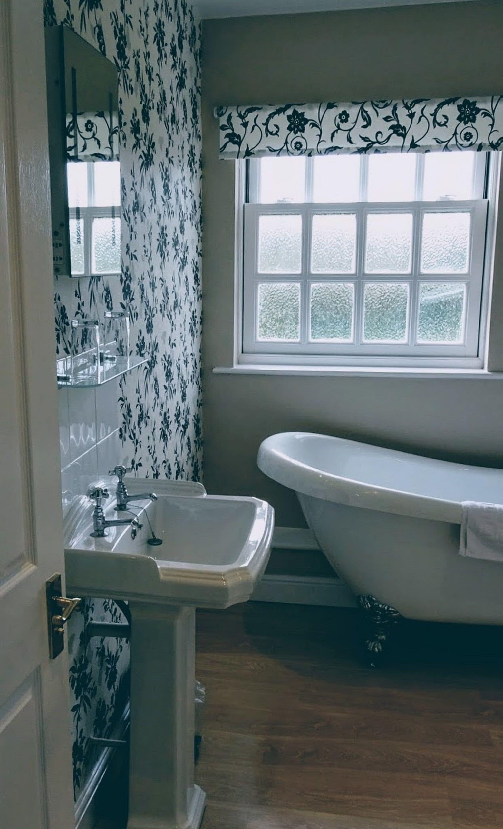 Chambre Quadruple Exécutive, 1 grand lit et 1 canapé-lit, baignoire, vue jardin | Salle de bain | Sèche-cheveux, serviettes fournies