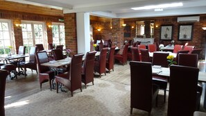 فطور مطهو حسب الطلب يوميًا بتكلفة قدرها (13 GBP للشخص)