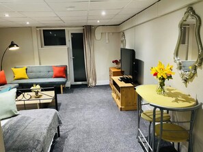 スーペリア アパートメント | リビング エリア | 薄型テレビ