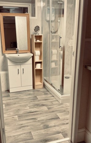 Apartamento superior | Baño | Ducha, artículos de higiene personal gratuitos y secador de pelo