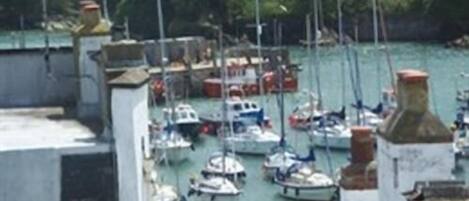 Una marina con varios barcos amarrados.