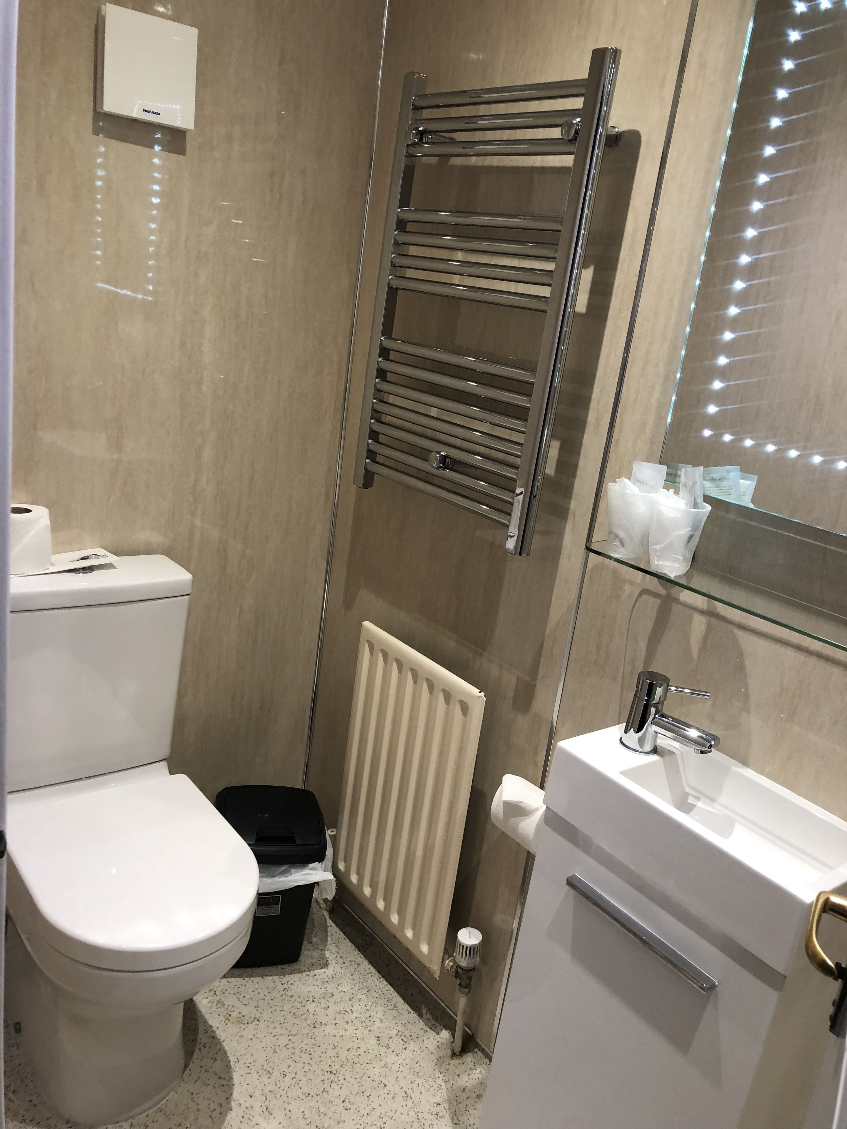double or twin room, ground floor (links snug) | bathroom | shower, free toiletries, hair dryer, towels