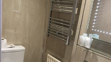 Double or Twin Room, Ground Floor (Links Snug) | Bathroom | Shower, free toiletries, hair dryer, towels