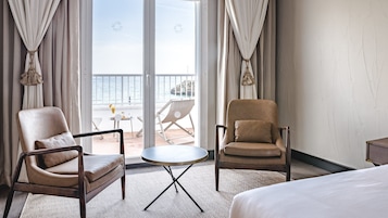 Junior-svíta - sjávarsýn | Rúmföt af bestu gerð, rúm með „pillowtop“-dýnum, öryggishólf í herbergi