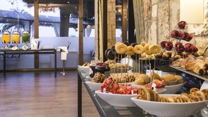 Petit déjeuner buffet servi tous les jours en supplément