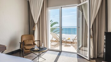 Suite junior, vistas al mar | Ropa de cama de alta calidad y colchones con acolchado adicional