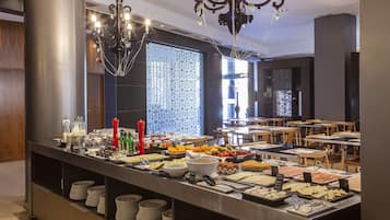 Bữa sáng buffet hàng ngày (14 EUR/mỗi người)