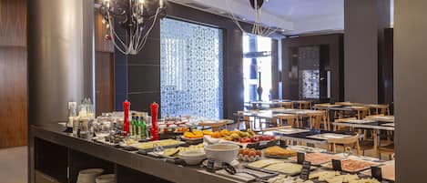 Buffet déjeuner (14 EUR par personne)
