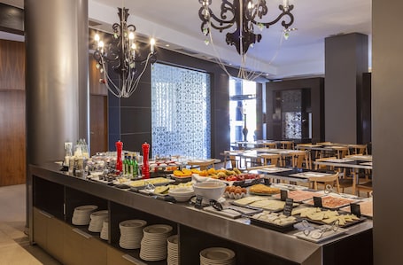 Desayuno buffet diario (EUR 14 por persona)