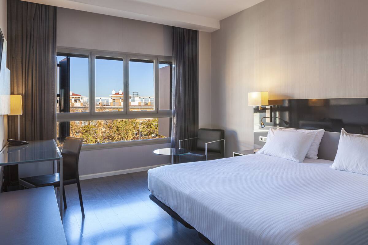 Standard Double Room | Minibar, in-room safe, desk, laptop workspace