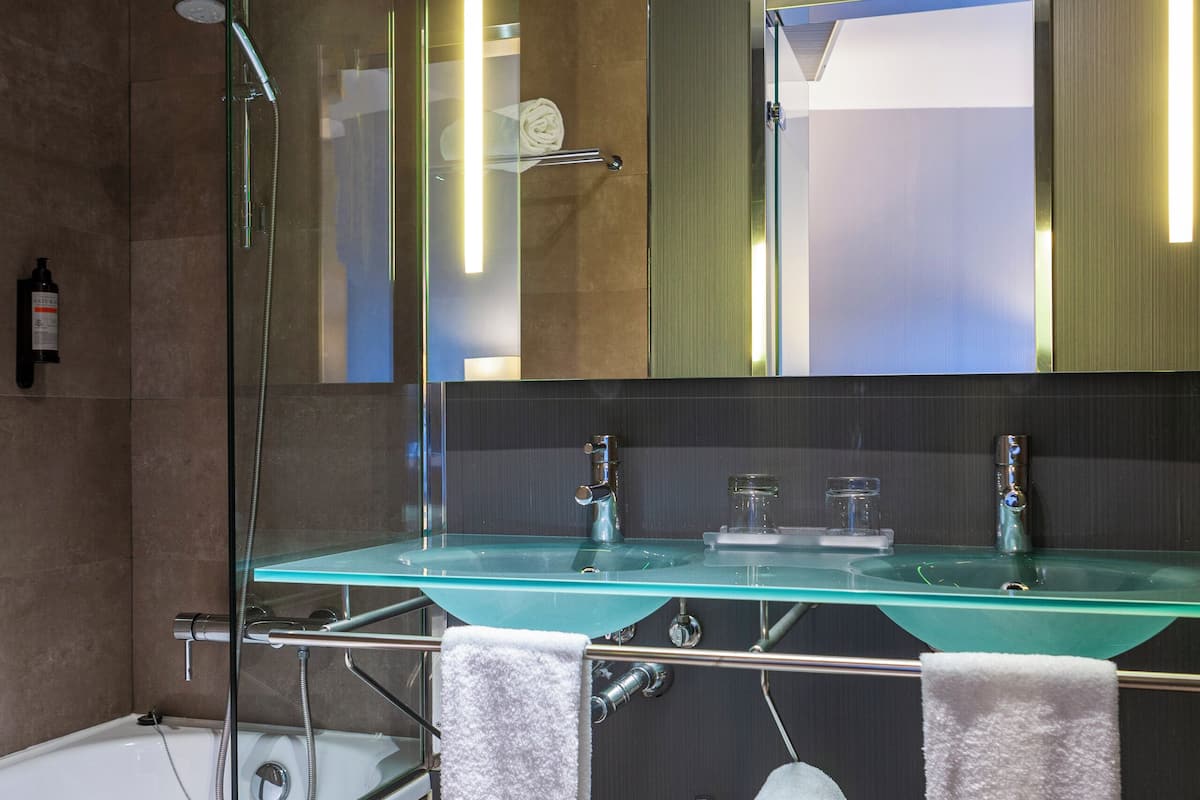 junior studio suite, 1 bedroom | bathroom | free toiletries, hair dryer, bidet, towels