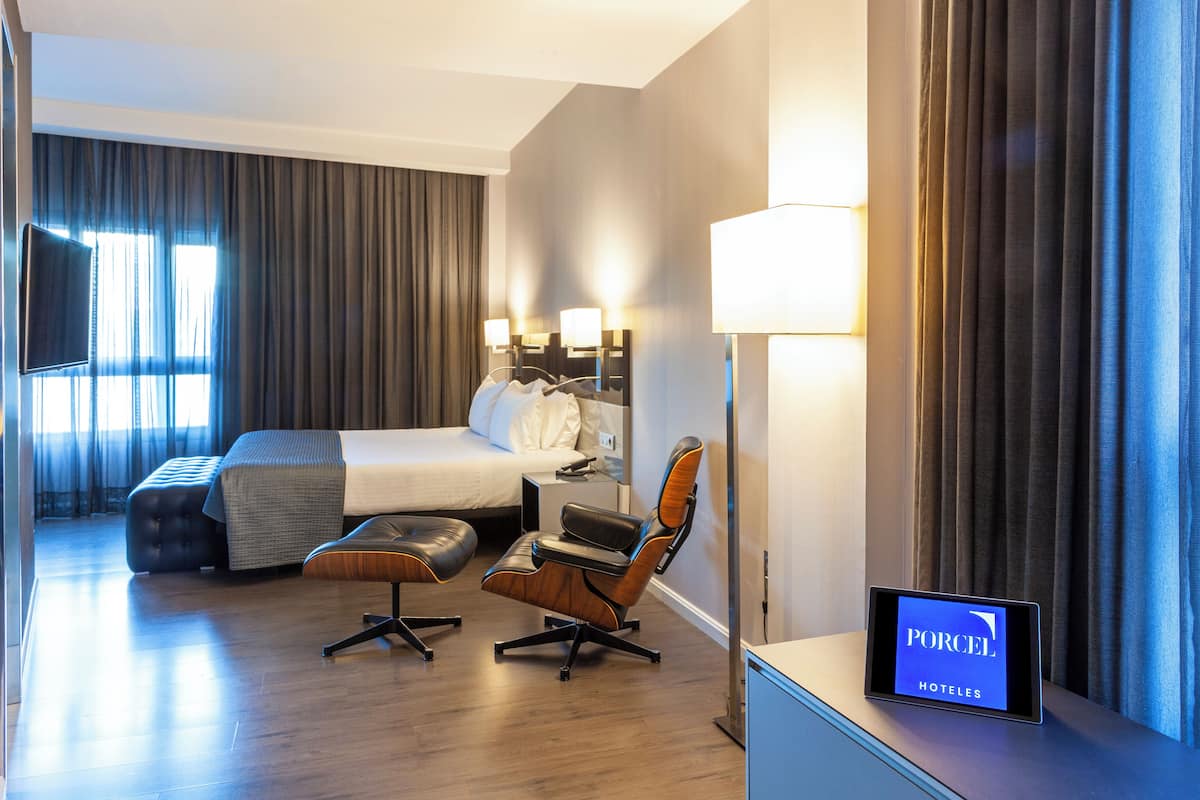Junior Studio Suite, 1 Bedroom | 1 bedroom, minibar, in-room safe, desk