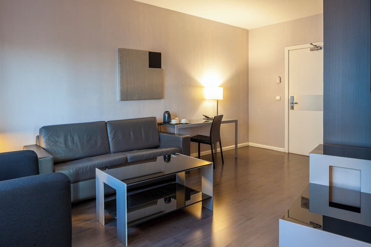 junior studio suite, 1 bedroom | 1 bedroom, minibar, in-room safe, desk