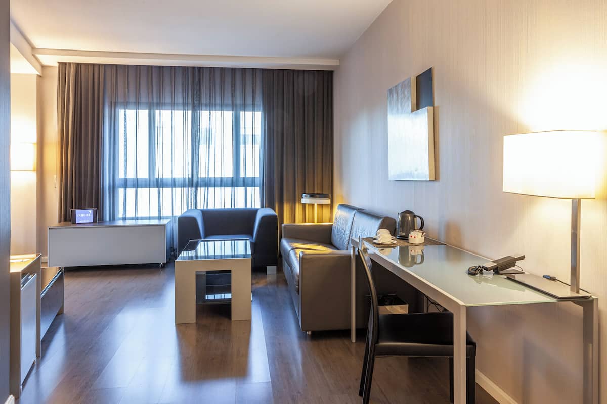 junior studio suite, 1 bedroom | 1 bedroom, minibar, in-room safe, desk