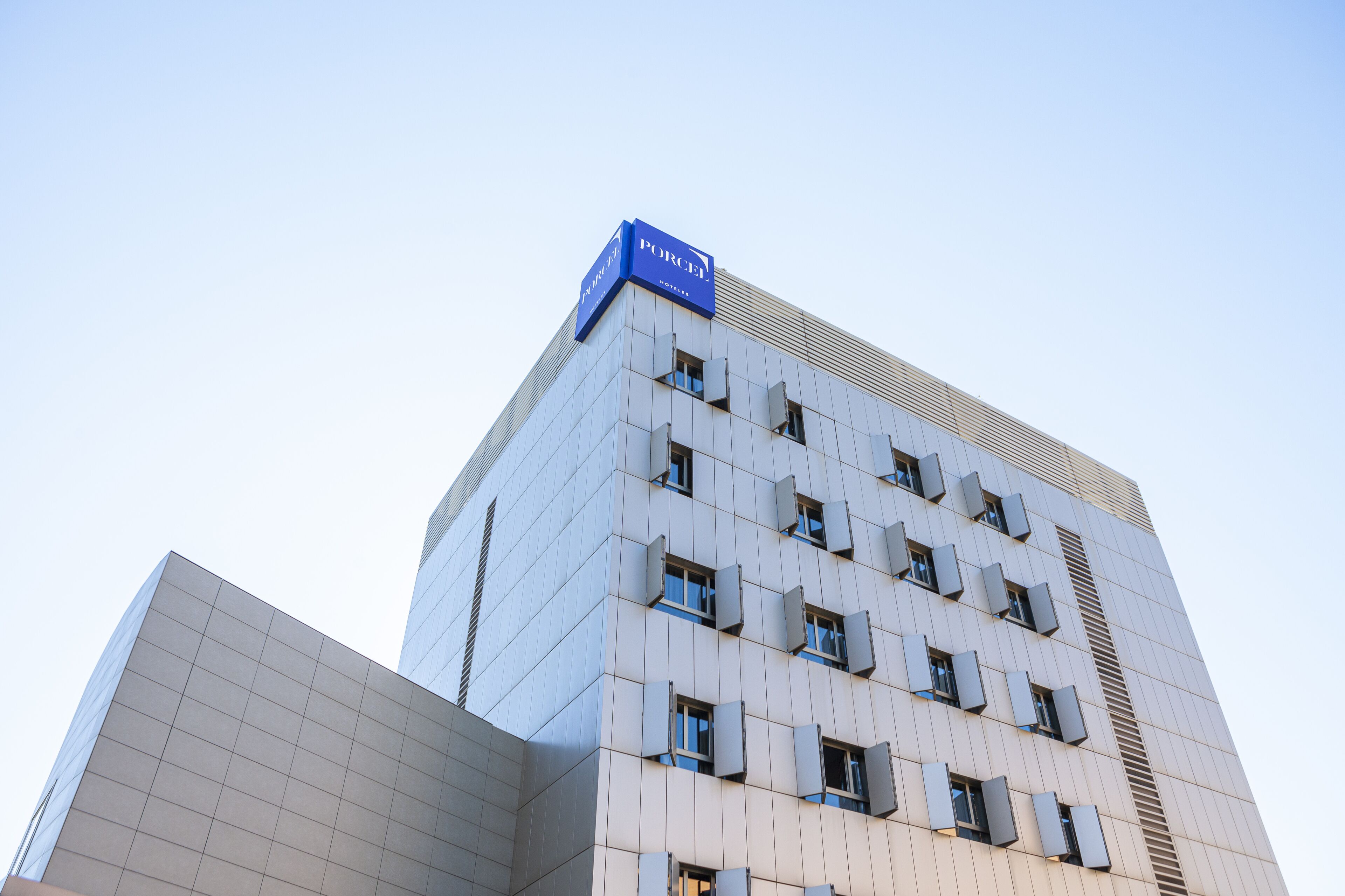 Un edificio moderno con un cartel azul llamativo en la parte superior.