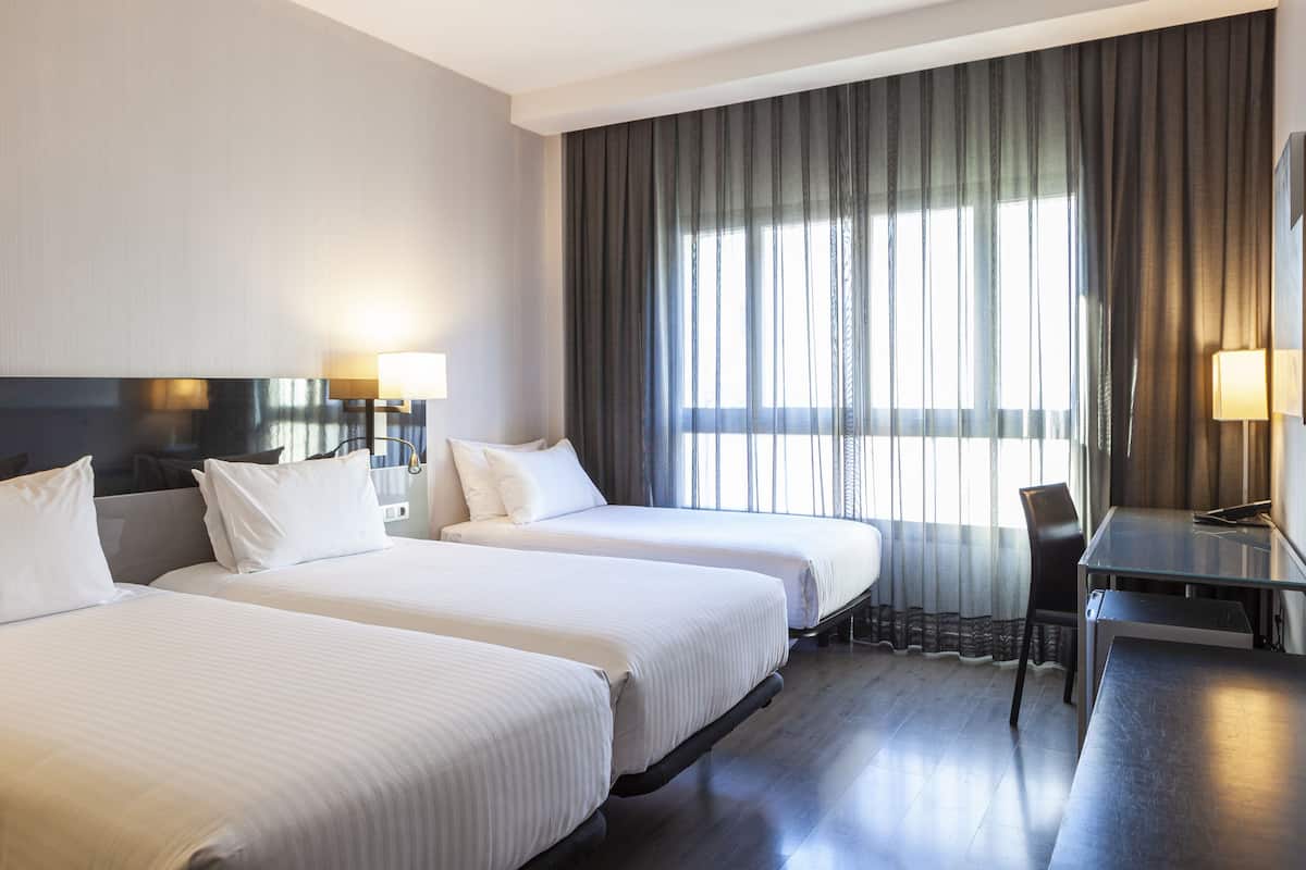 standard triple room, non smoking | 1 bedroom, minibar, in-room safe, desk