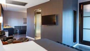 Junior studio suite, 1 slaapkamer | Een minibar, een kluis op de kamer, een bureau, een laptopwerkplek