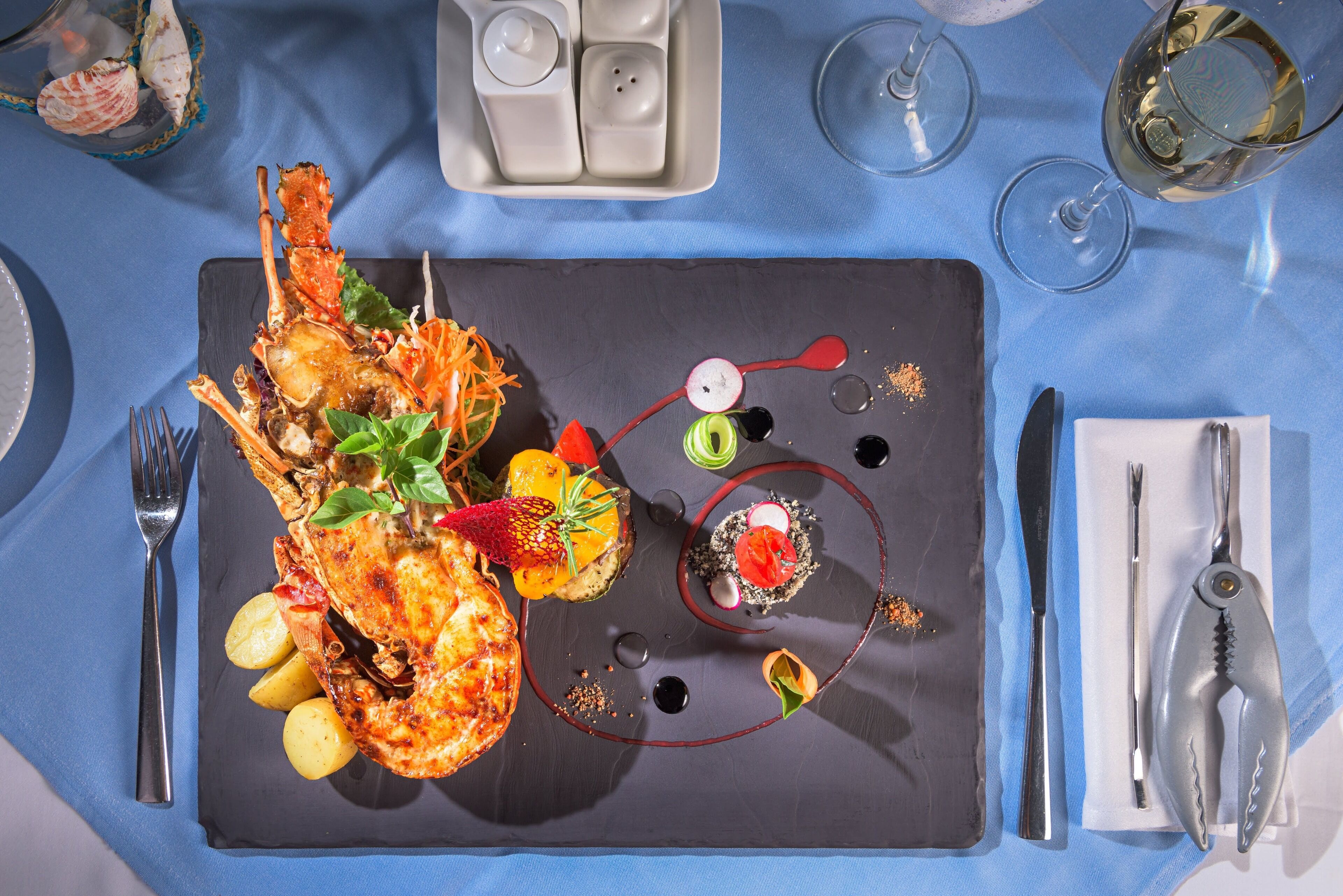 5 restaurants, breakfast, dinner served; international cuisine