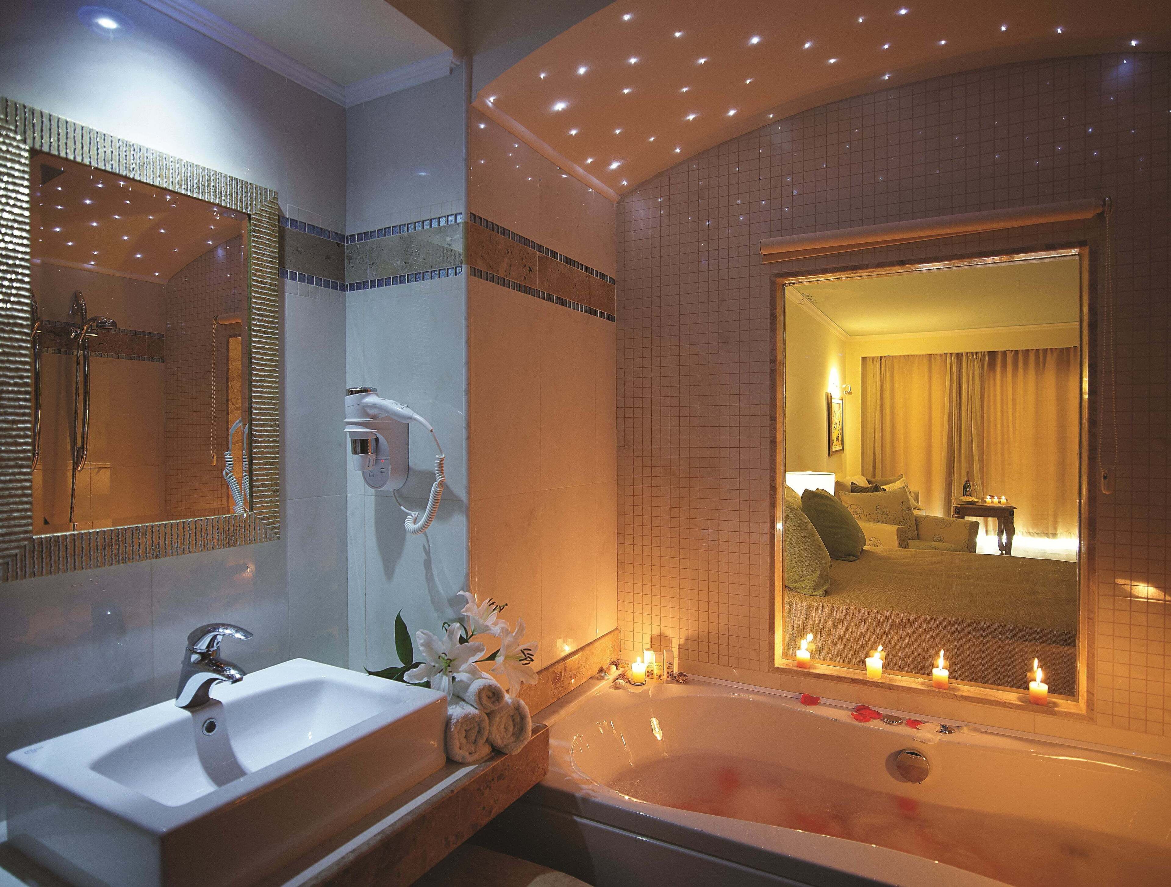 family suite, sea view (deluxe) | bathroom | jetted bath, free toiletries, hair dryer, bathrobes