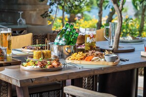 5 restaurants; ze serveren er ontbijt en diner 