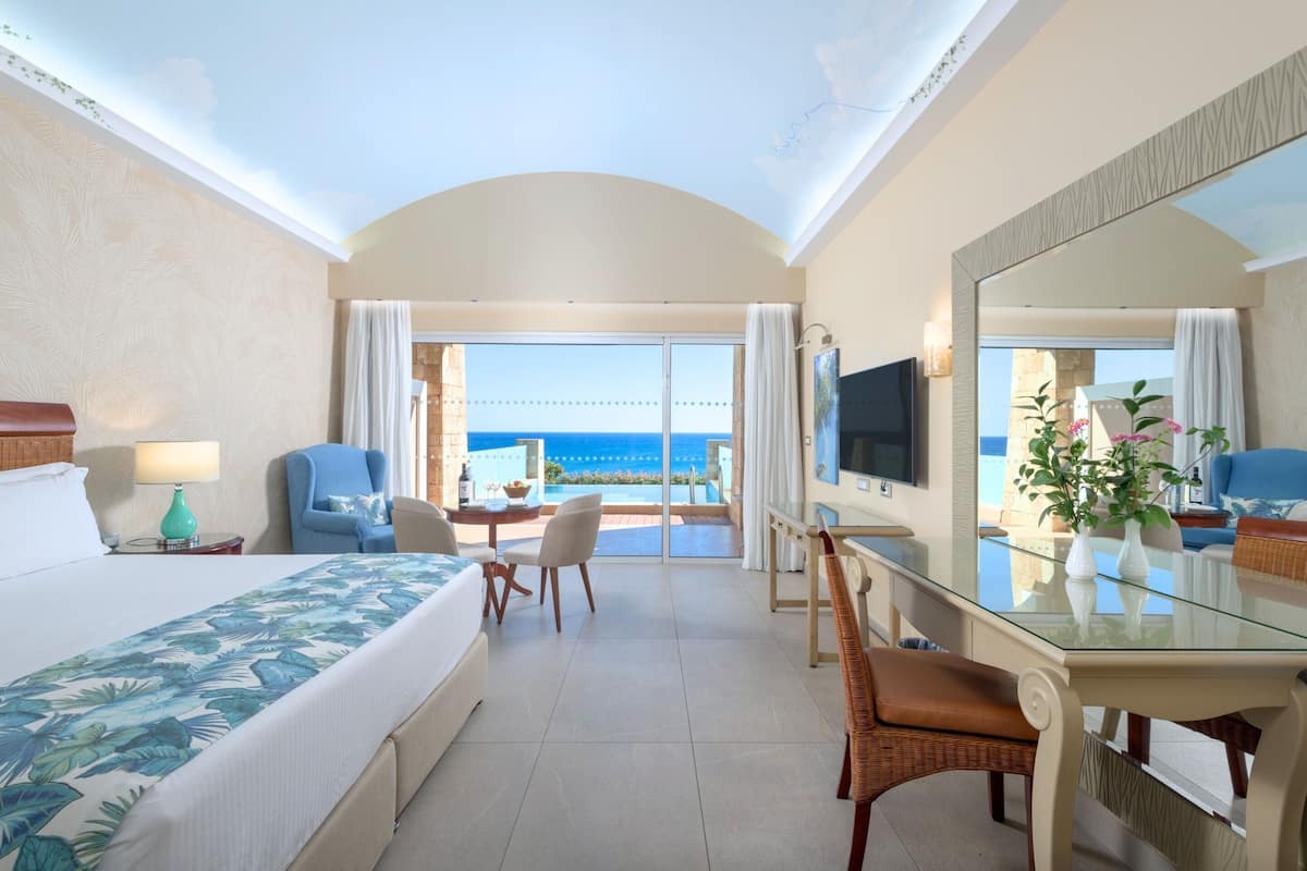 Deluxe-huone, yksityinen uima-allas, merinäköala | Tallelokero huoneessa, työpöytä, ilmaiset vauvansängyt, ilmainen Wi-Fi