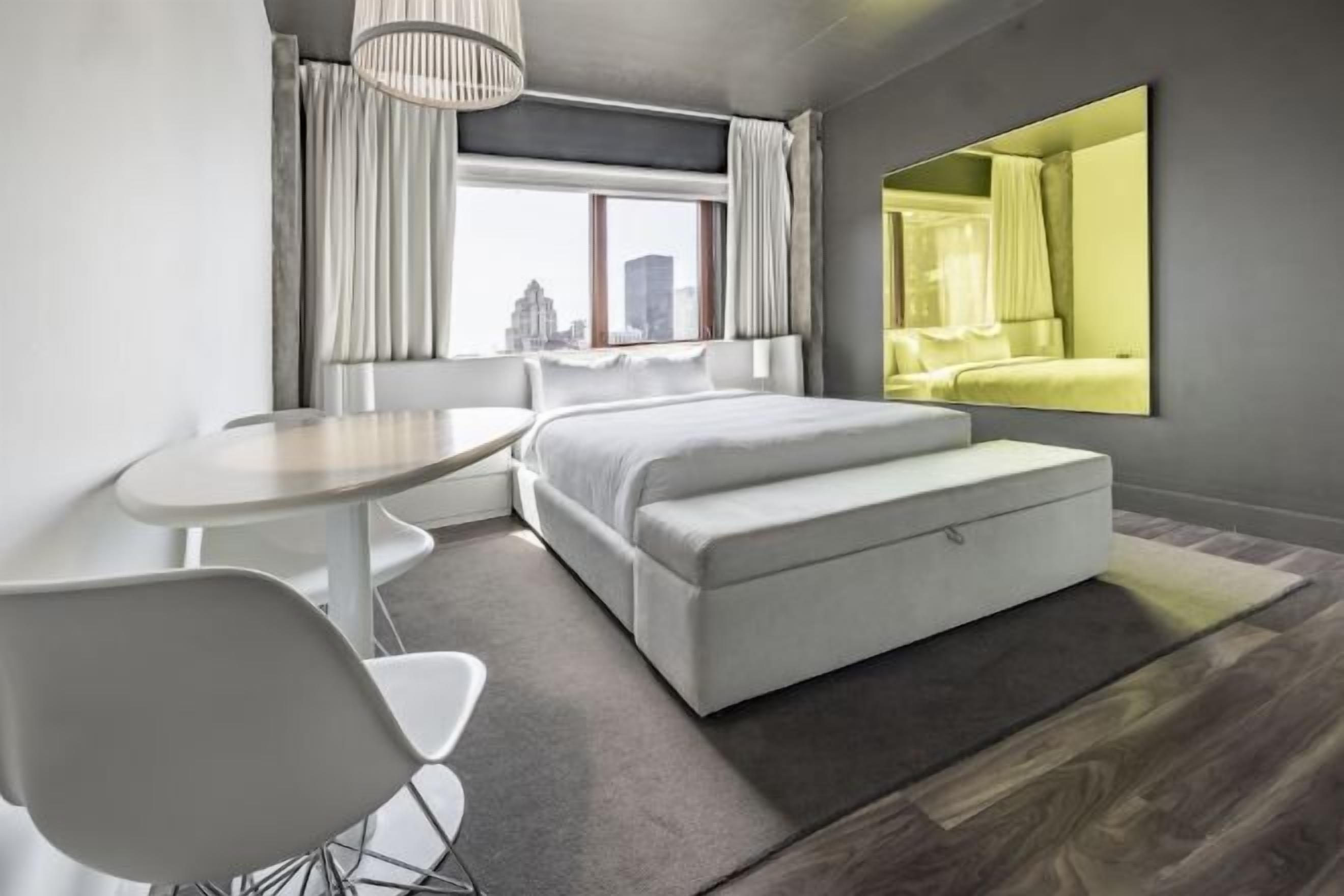 고급 침구, 객실 내 금고, 책상, 암막 커튼