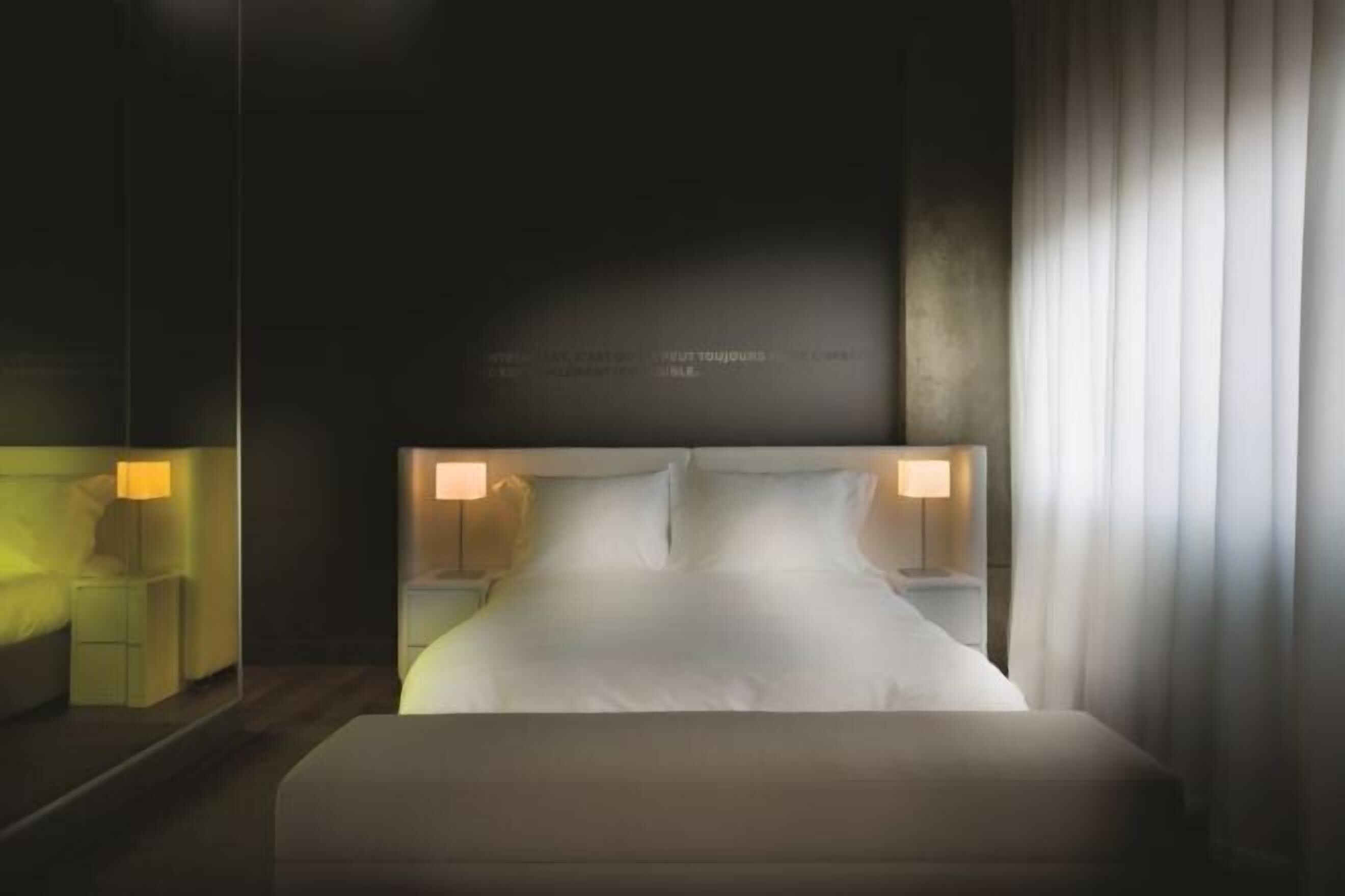 고급 침구, 객실 내 금고, 책상, 암막 커튼