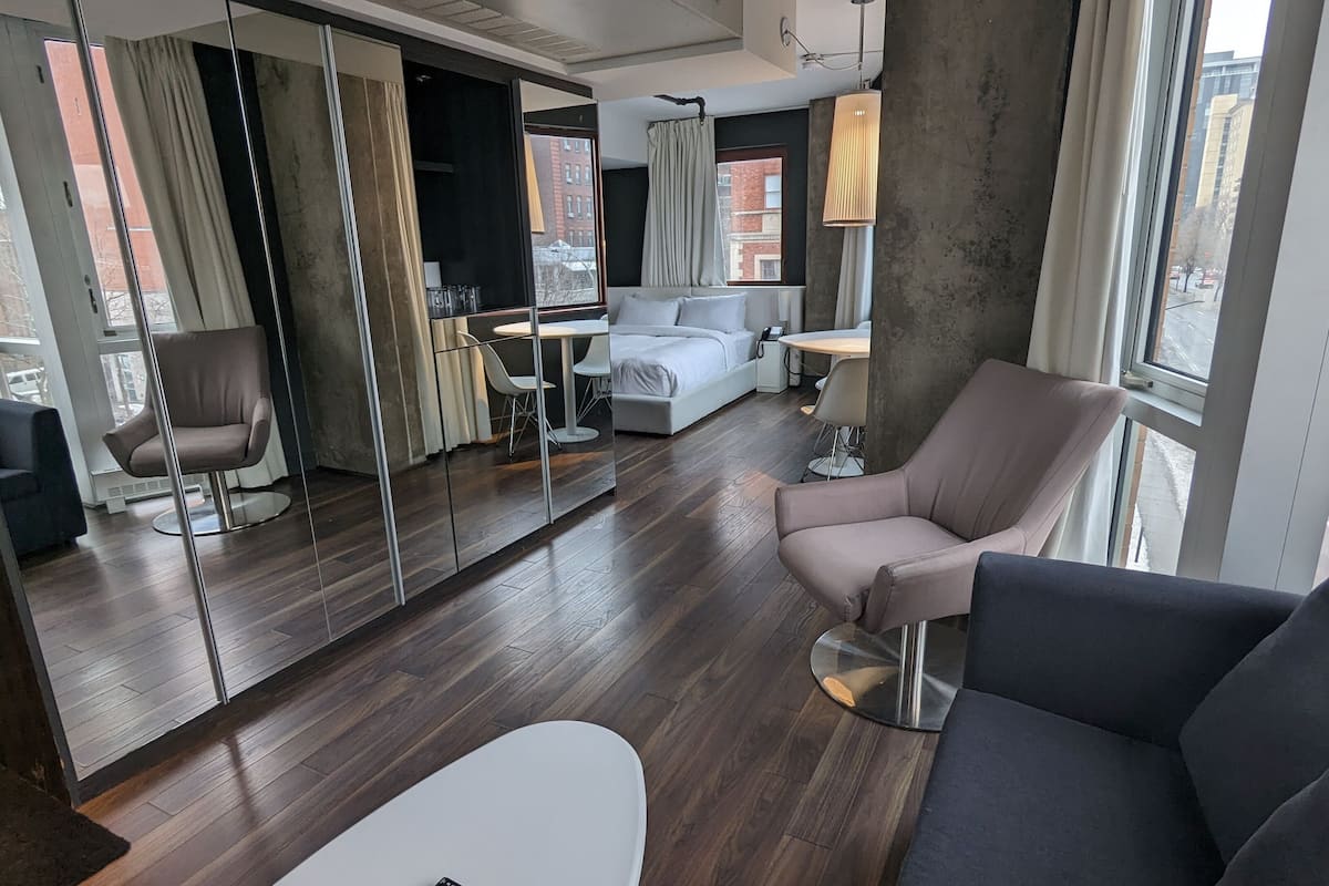 Loft, 1 queensize bed | 1 slaapkamer, luxe beddengoed, een kluis op de kamer, een bureau