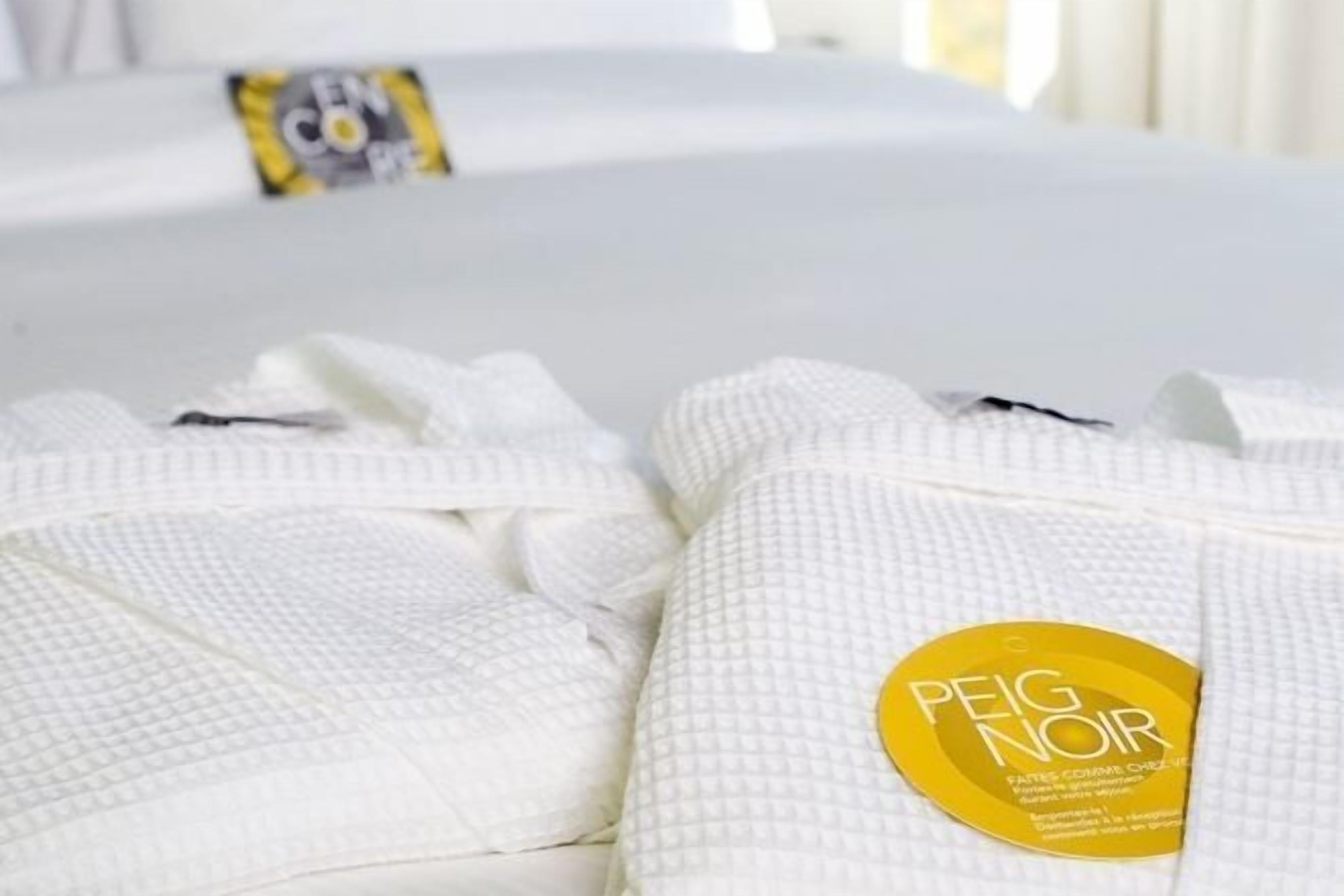 Luxe beddengoed, een kluis op de kamer, een bureau