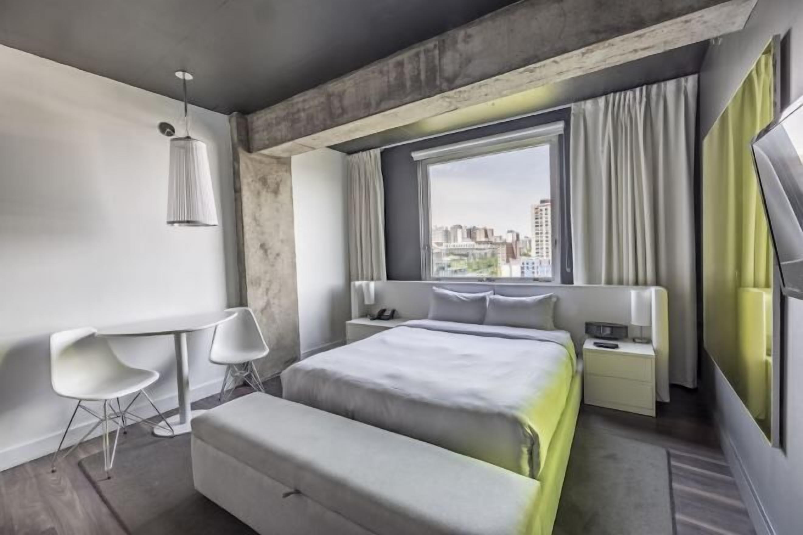 고급 침구, 객실 내 금고, 책상, 암막 커튼