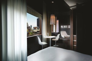 Ropa de cama de alta calidad y caja de seguridad en la habitación