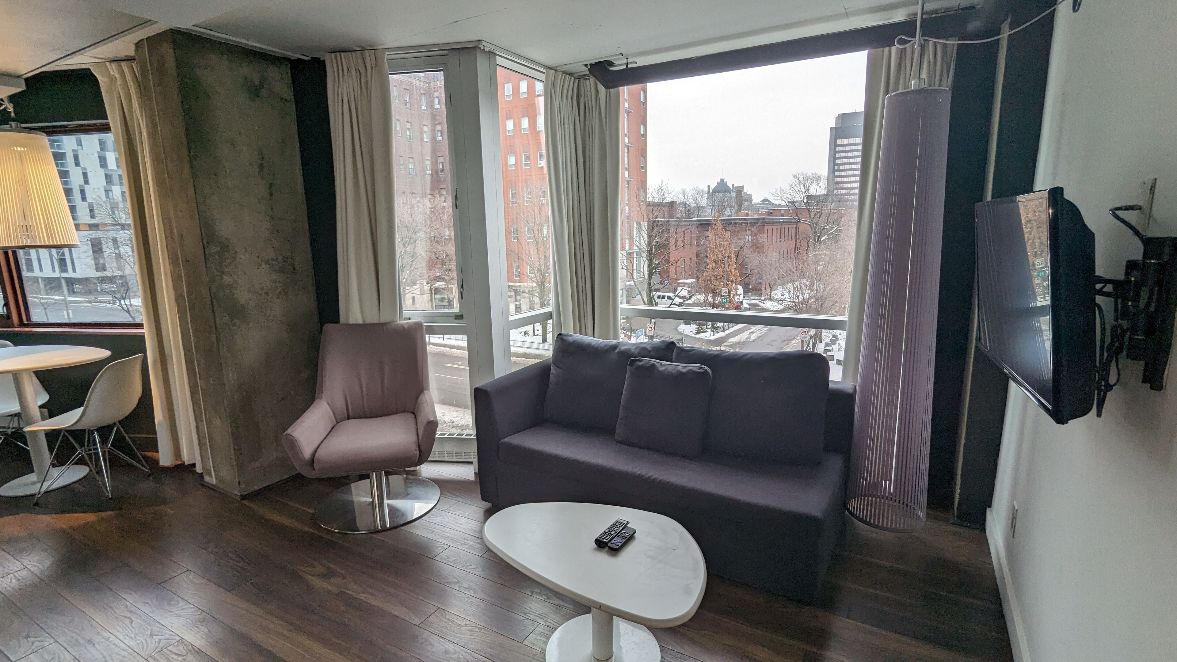 Un salon moderne avec un canapé, un fauteuil et une petite table.